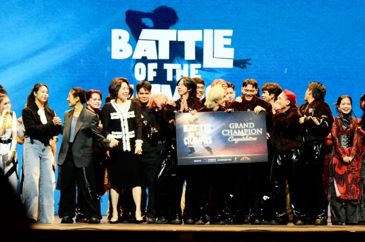 South Korea's First Lady Kim Hea Kyung with judges Gwyn Dorado and Lia Kim and the grand champion at “Everyone’s KPOP: Battle of the Champions” competition on March 4 at the Metropolitan Theater in Manila (Jonathan Hicap) 