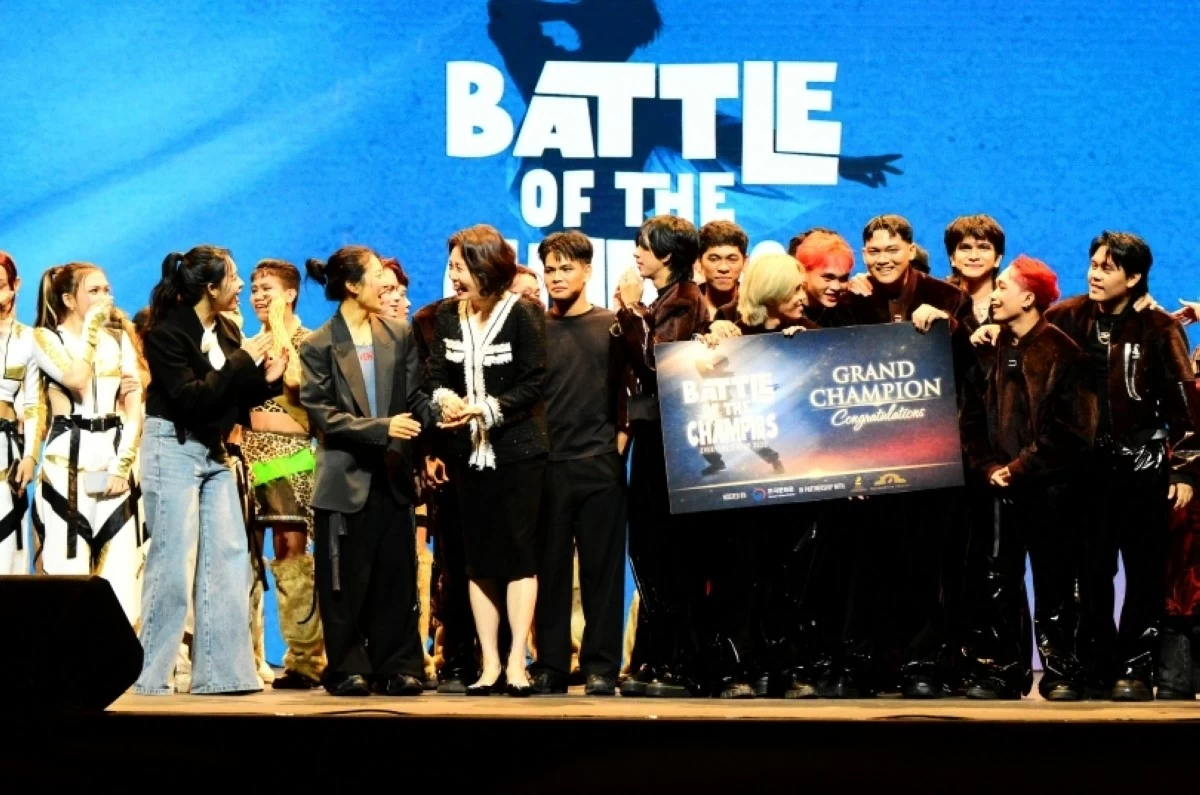 South Korea's First Lady Kim Hea Kyung with judges Gwyn Dorado and Lia Kim and the grand champion at “Everyone’s KPOP: Battle of the Champions” competition on March 4 at the Metropolitan Theater in Manila (Jonathan Hicap) 