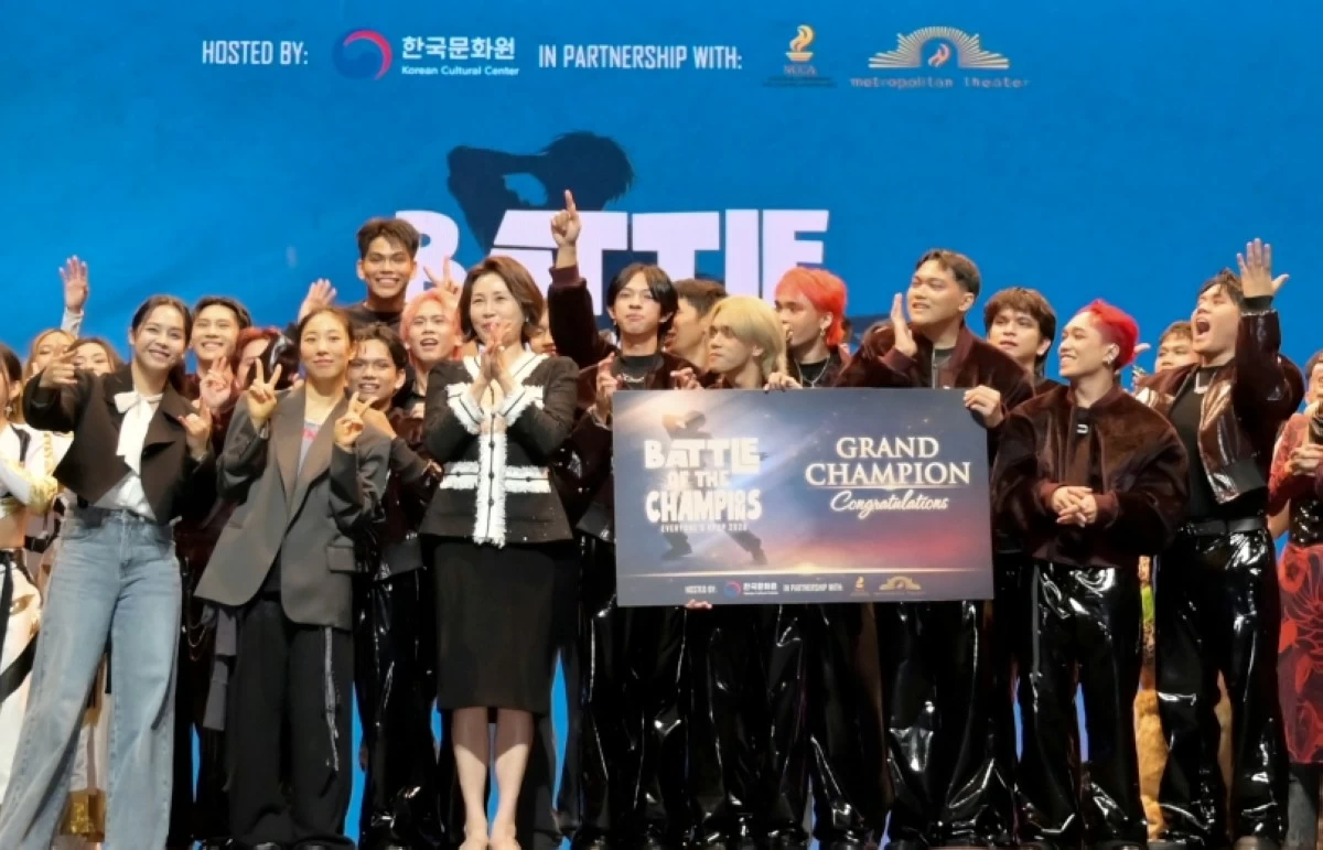 South Korea's First Lady Kim Hea Kyung with judges Gwyn Dorado and Lia Kim and the grand champion at “Everyone’s KPOP: Battle of the Champions” competition on March 4 at the Metropolitan Theater in Manila (Photo courtesy of KCC Philippines) 