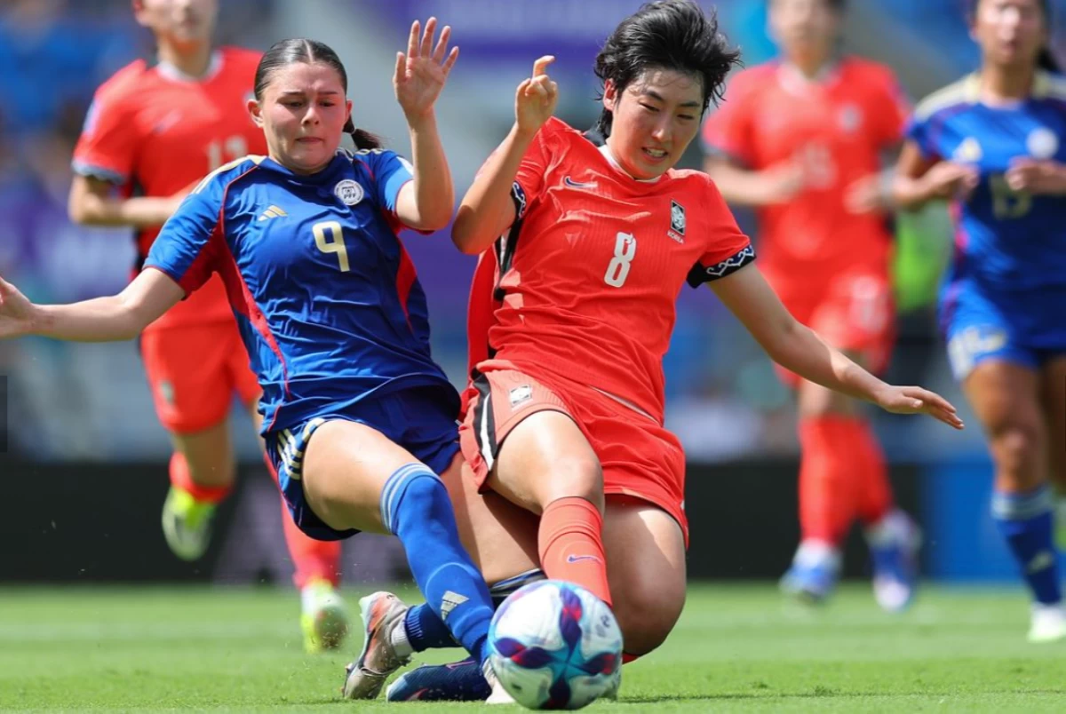 Carleigh Frilles, left, against South Korea's Kim Shin-ji. (AFC)