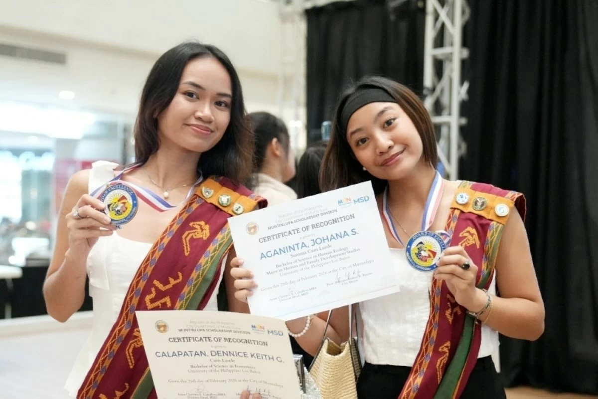 Two of the awardees (Photo from Mayor Biazon's Facebook account)