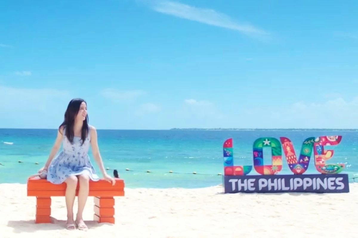 Jisoo in a "Boyfriend on Demand" scene in Cebu (Screenshot from Netflix video) 
