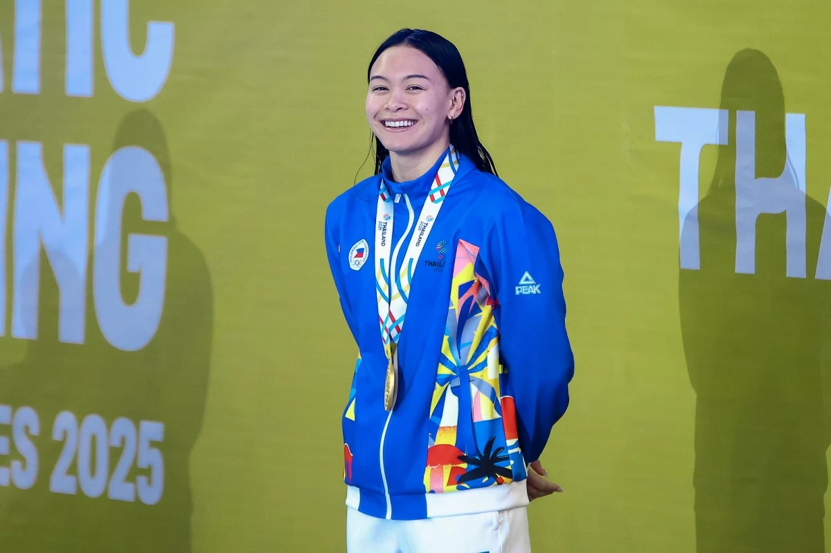 Kayla Sanchez during the awarding ceremony in the 33rd Southeast Asian Games.