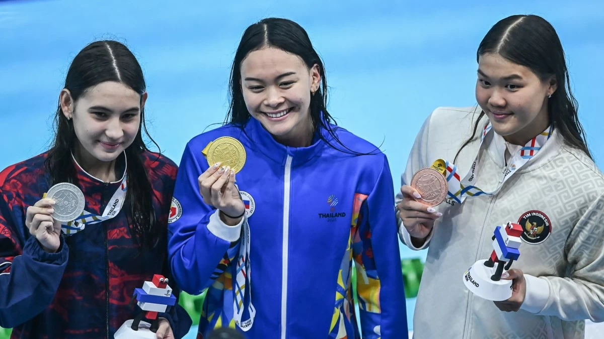 Kayla Sanchez with her fellow podium finishers in SEA Games women's 100-meter backstroke final.