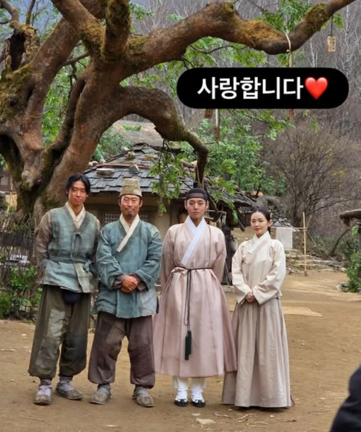 Park Ji-hoon with the other stars of 