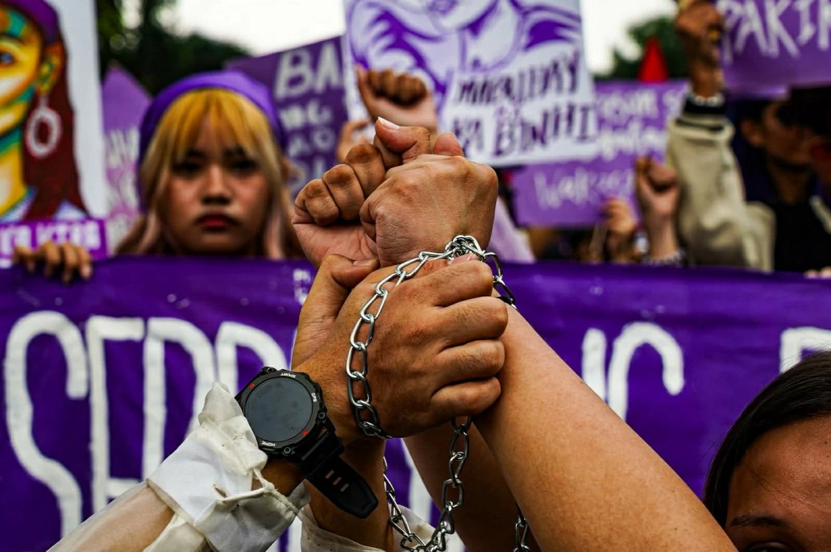 Women activists and supporters gather at Liwasang Bonifacio to mark International Women's Day, with performances and protest art highlighting issues faced by Filipino women. (Photos taken by JL Abrina/MANILA BULLETIN)