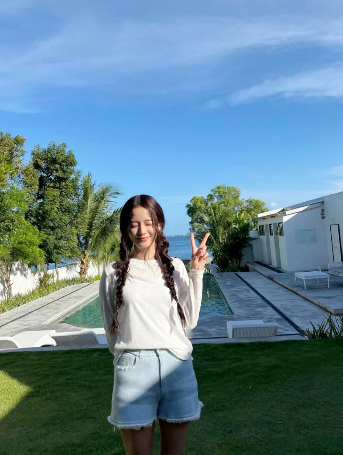 Jisoo  (Instagram) 