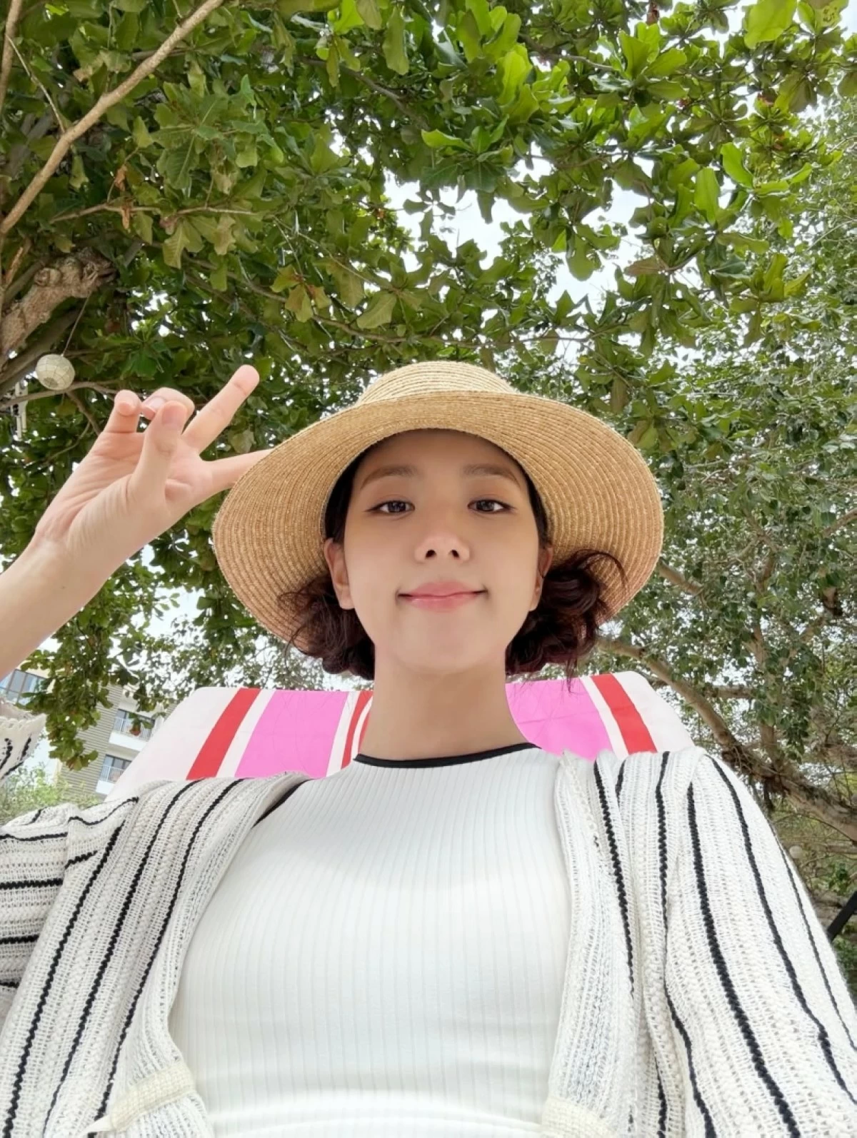 Jisoo at Bluewater Maribago Beach Resort (Instagram) 
