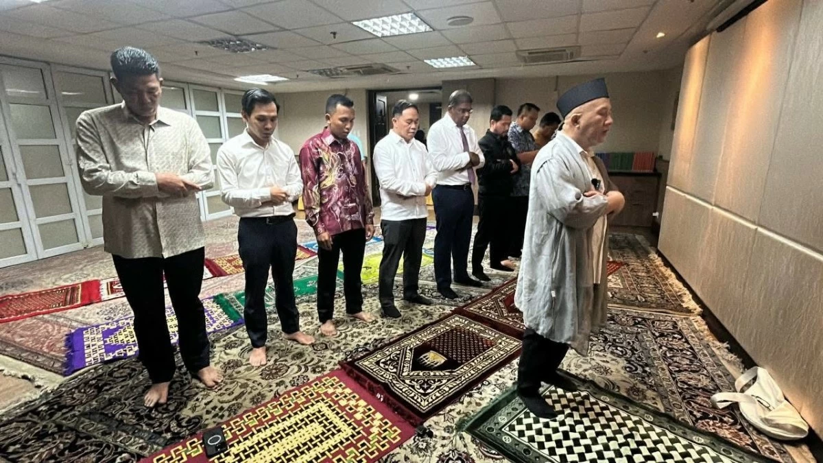 Ambassador Abdul Malik Melvin Castelino joins fellow Muslim diplomats from the Malaysian Embassy in prayer before the breaking of the fast.