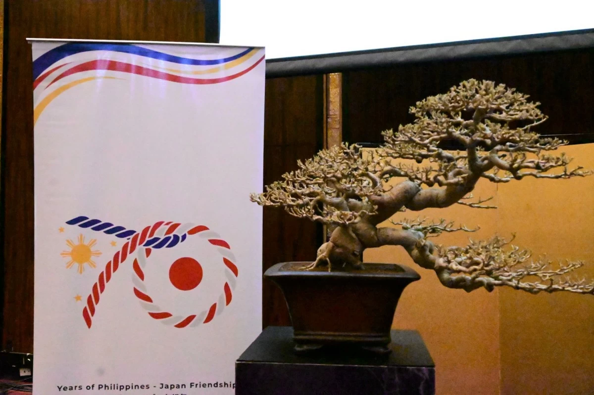 The 70th anniversary logo of Philippines–Japan diplomatic relations, featuring a Japanese shimenawa rope intertwined with Philippine abaca fiber. A symbol of unity and partnership.