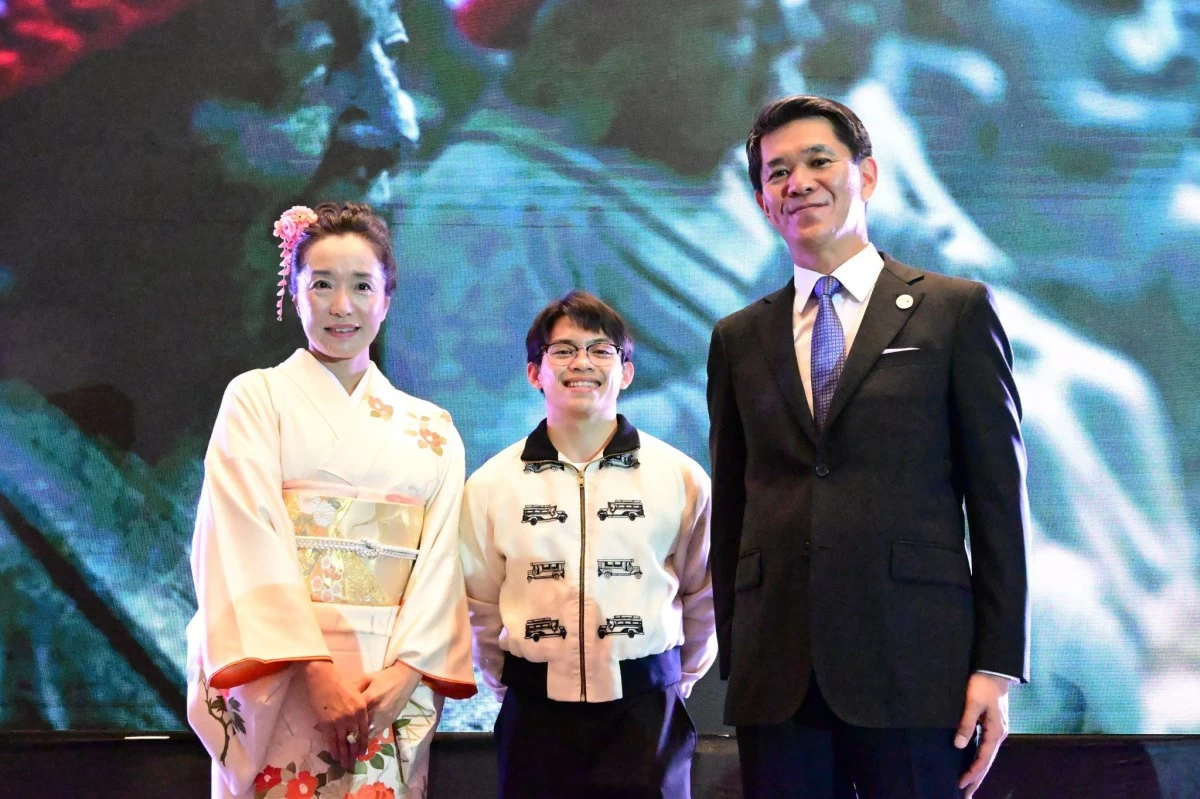 Ambassador Kazuya Endo and Mme. Akiko Endo celebrate alongside two-time Olympic champion Carlos Yulo.