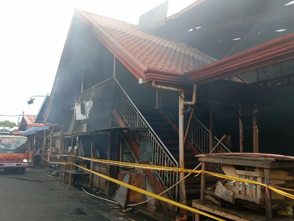 Smoke is still billowing from the Binangonan Public Market even a day after the blaze started at past 7 p.m. on March 6 (photo by Nel Andrade) 