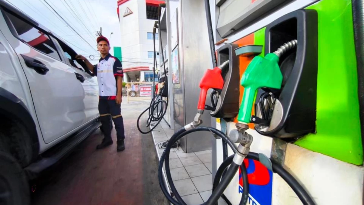 A gas station attendant refuels a vehicle in Iloilo City on Monday, March 9. While this fuel was purchased at lower rates weeks ago, retailers have raised prices to reflect “replacement costs”—the higher price they must pay to restock inventory amid global supply fears. (Photo by Tara Yap I MB)