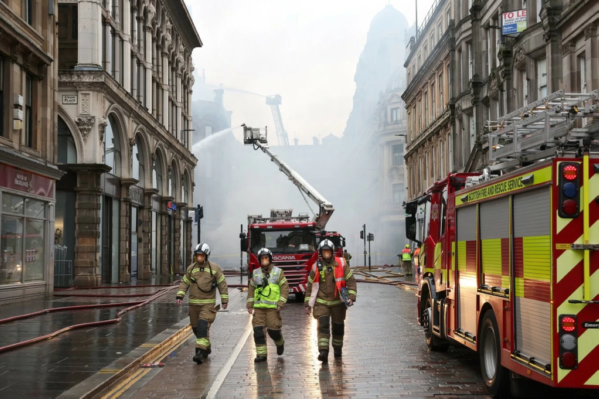 Glasgow building fire closes Scotland's busiest train station and disrupts rail services - Manila Bulletin by The Associated Press