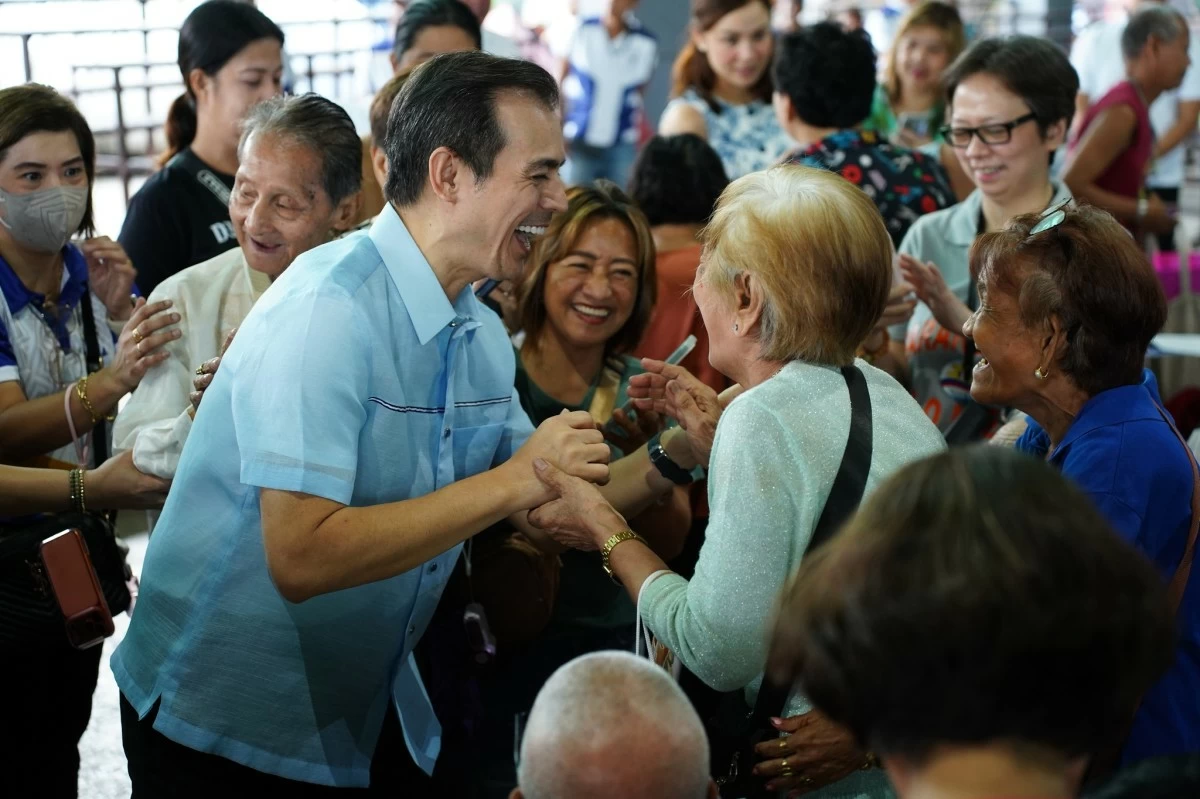 Elderly beneficiaries receive P10,000 milestone cash gifts during the distribution led by Manila Mayor Francisco 