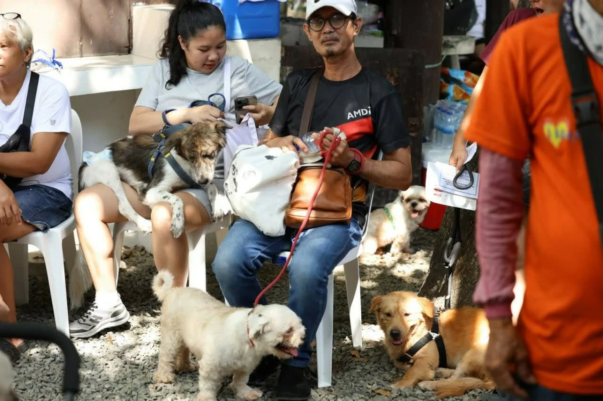 Residents in Pasig City bring their pets to Maybunga Rainforest Park to receive various free veterinary services as the city kicks off Rabies Awareness Month 2026. (Photos from Pasig PIO) 