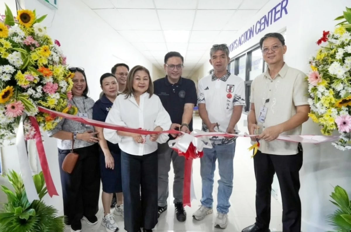 Mayor Ruffy Biazon, OsMun Medical Director Dr. Jimmy Evangelista, Trina Biazon, and other city officials during the ribbon-cutting ceremony for the Mayor’s Action Center (MAC) at Ospital ng Muntinlupa in Alabang (Photo from Muntinlupa PIO) 
