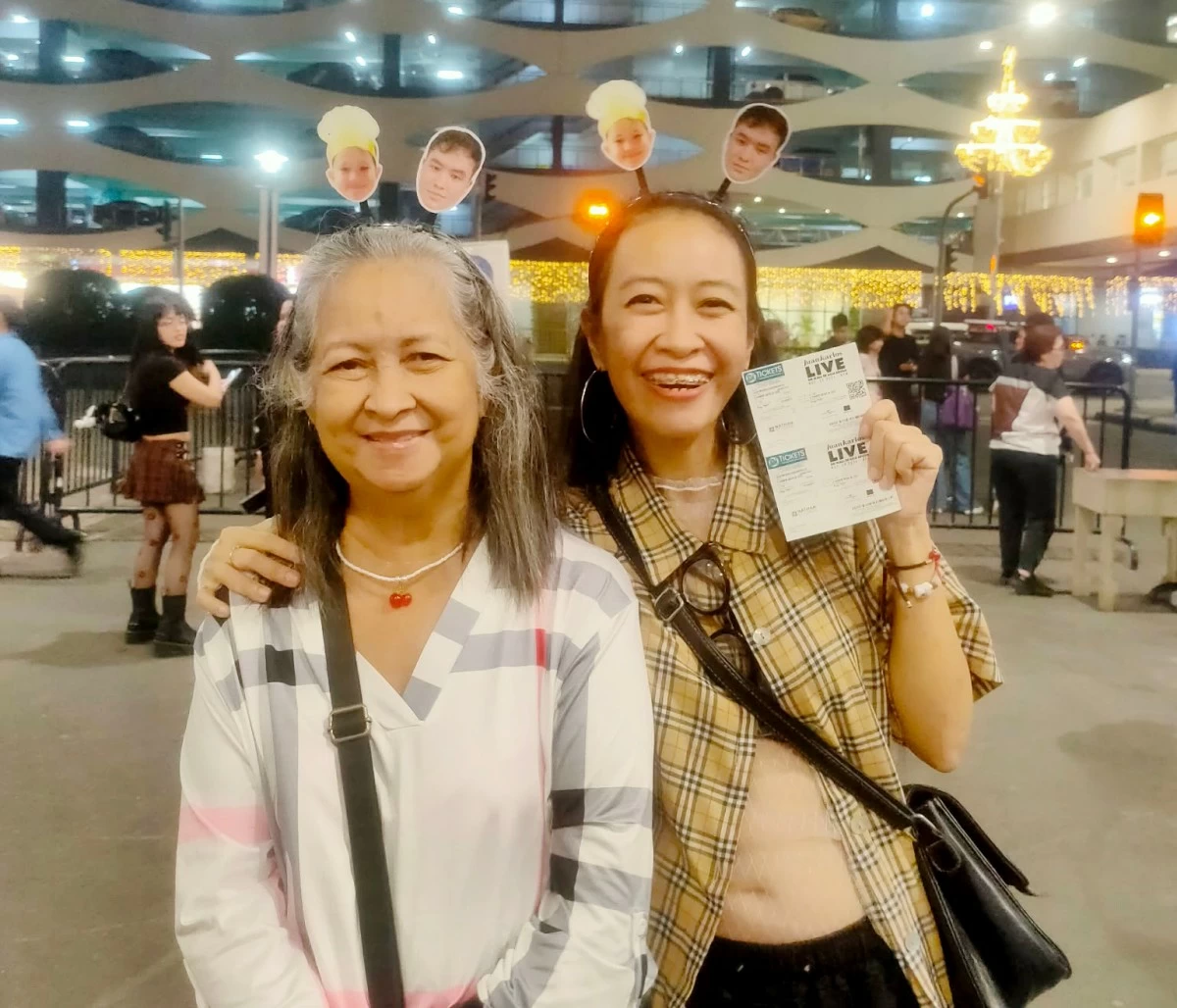 FAN GIRLS. Carmen and Lorna at the Juan Karlos LIVE concert at the SM Mall of Asia Arena. 