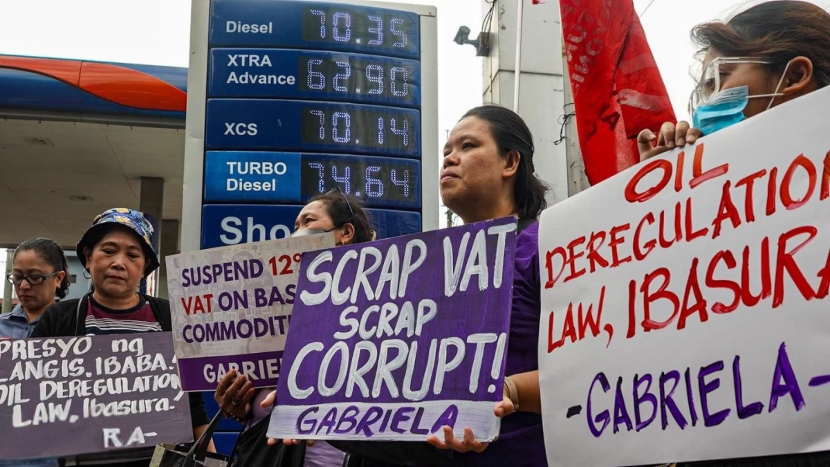Members of transport group PISTON and consumer rights advocates picket a gasoline station at the corner of Blumentritt and España in Manila on Tuesday, March 10, 2026. The groups are calling for government intervention as diesel prices are projected to breach the ₱80-per-liter mark following another “big-time” fuel price hike. (Photo by John Louie Abrina I MB)
