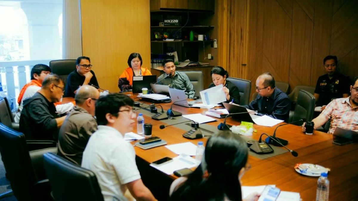 
MAYOR Greg Gasataya (center) attends a meeting on Wednesday, March 11, on the creation of a monitoring team to oversee all gas stations in Bacolod City as fuel prices continue to rise. (Bacolod City Communications Office)
