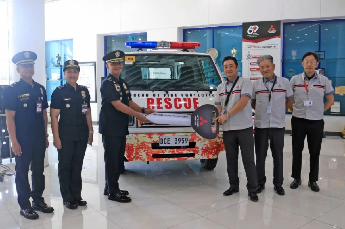 From left: Sta. Rosa City, Laguna Fire Marshal, Fire Chief Inspector (FCINSP) Allen Ryan De Guzman; Laguna Provincial Director, Fire Senior Superintendent (FSSUPT) Rowena Gollod; Assistant Regional Director for Operation, Fire Senior Superintendent (FSSUPT) Douglas Guiyab; MMPC President & CEO Ritsu Imaeda; MMPC Chairman Noriaki Hirakata; and Corporate Division Head Tomoyasu Moriya.