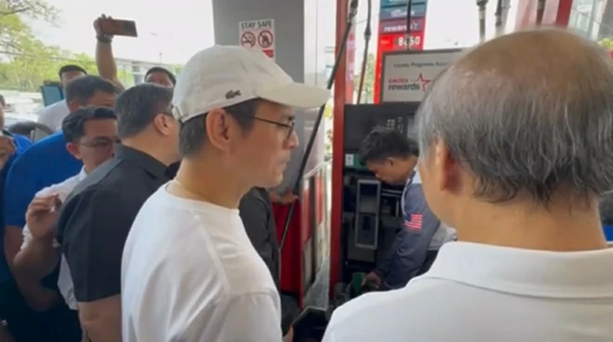 Manila Mayor Francisco “Isko Moreno” Domagoso inspects a gasoline station in Santa Cruz, Manila on Thursday, March 12, to ensure fuel retailers comply with government price directives amid rising oil costs.
