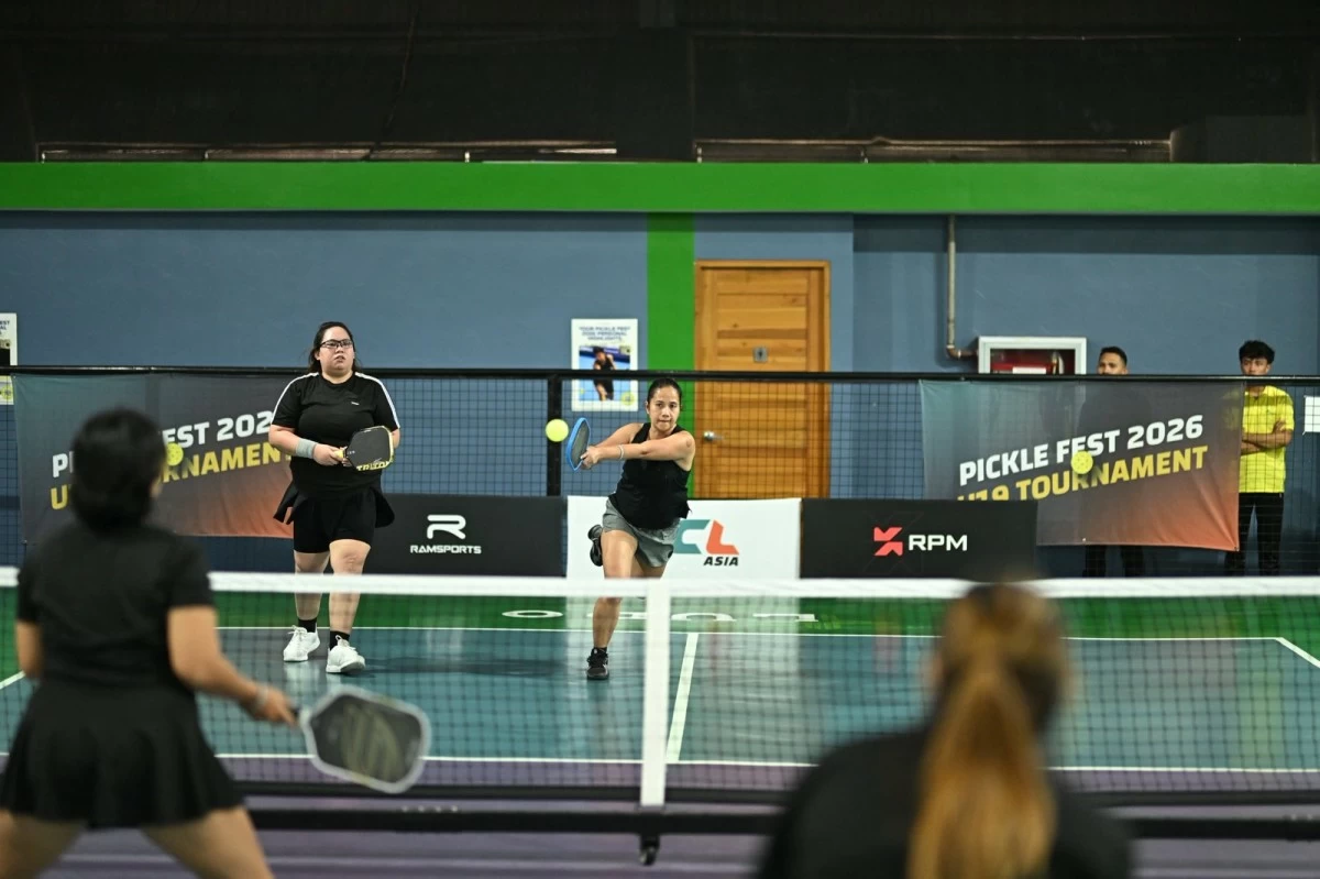 Jammy Jueza-Entera plays a backhand return at the kitchen line as teammate Berdhel Galon looks on during the women’s doubles 20  Novice division gold medal match against Bless Maiso and Gail Bercede in the Kosmas Pickle Fest 2026.
