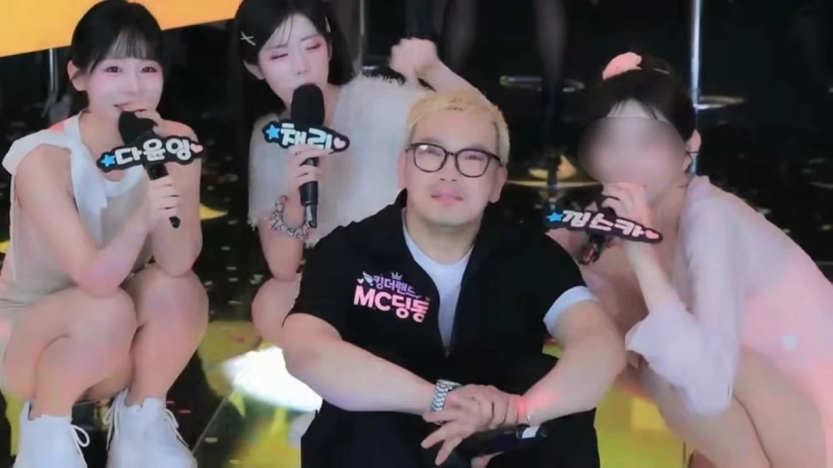 MC Dingdong (2nd from right) and the woman (right) before the incident (Screenshot from YouTube video) 