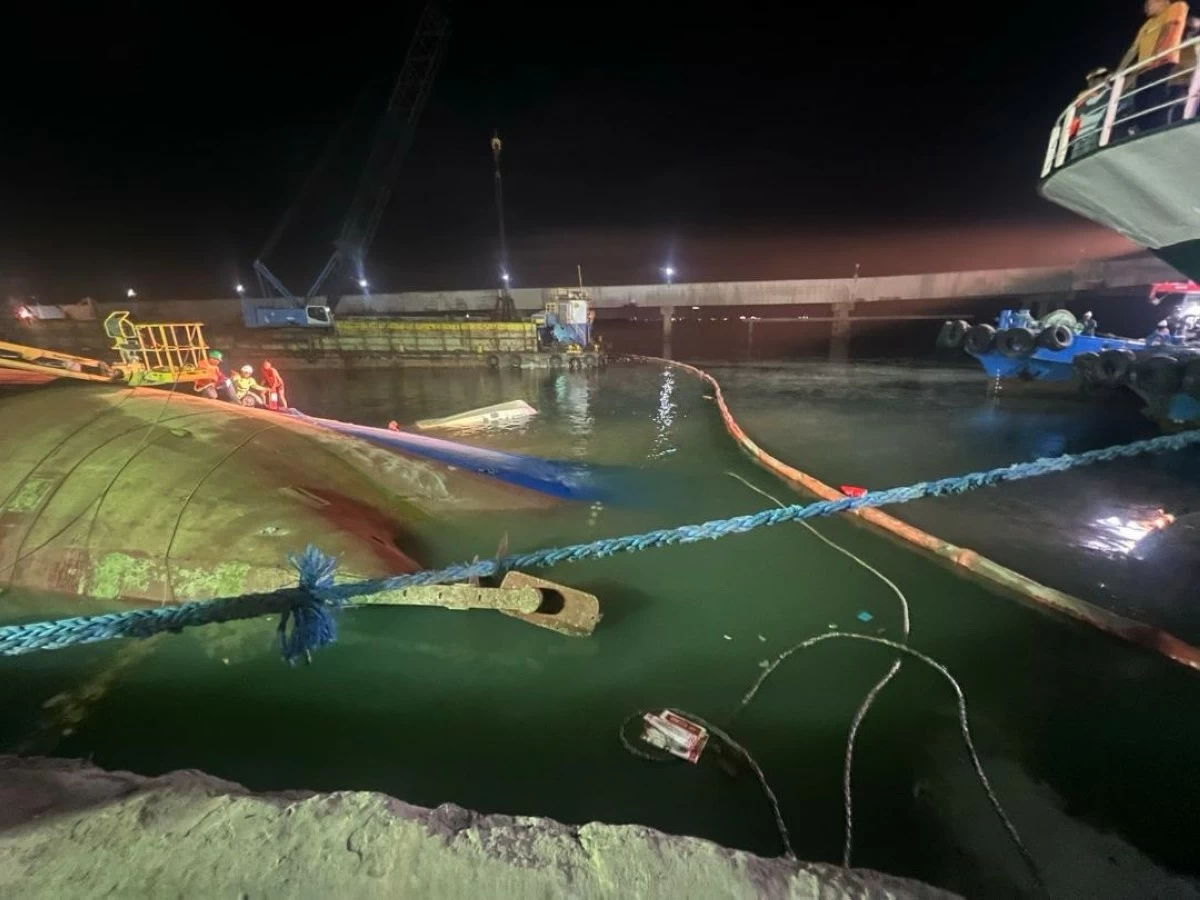 
COAST Guard personnel inspect a sunken cargo vessel in Naga City, Cebu. (Coast Guard-Central Visayas)
