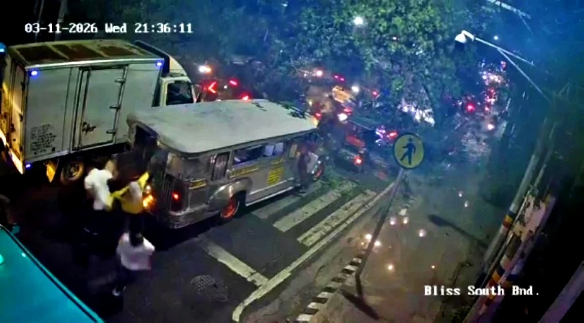 Passengers scramble to get out of a jeepney when an acacia tree fell on the National Road in Barangay Putatan, Muntinlupa on March 11 (Screenshot from video of the Muntinlupa City Department of Disaster Resilience and Management) 
