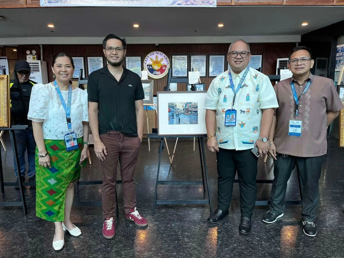 PLEIN AIR CARAVAN EXHIBIT – (From left) Catherine Larracas, Rey Castillo, City Administrator Alexander Rosete, and City of Malabon University President Dr. Glen De Leon during the Plein Air Caravan exhibit at Malabon City Hall.