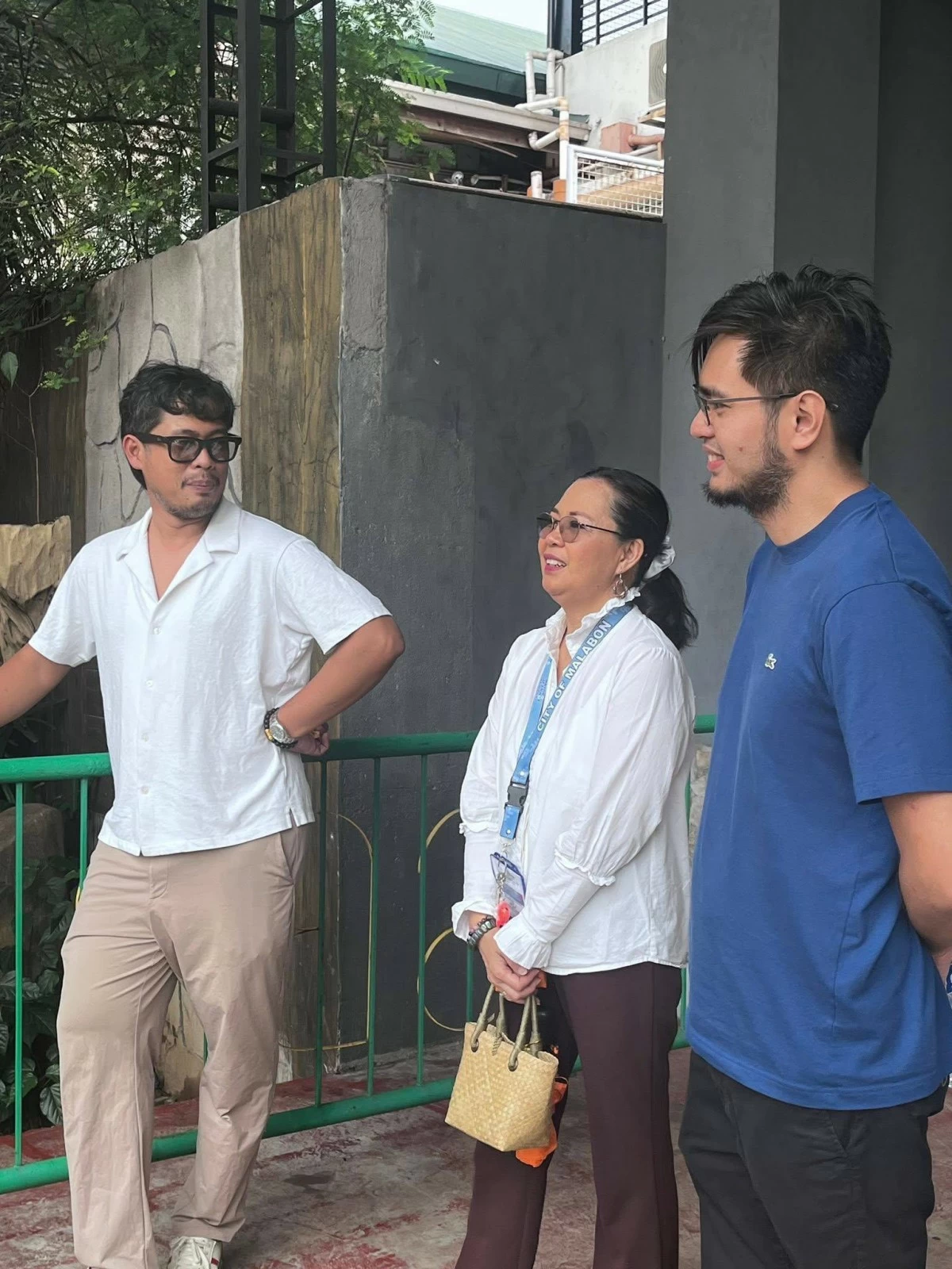 From left: Rainer Duhaylungsod, Malabon City’s tourism and cultural Officer-in-Charge Catherine Larracas, and Rey Castillo observe painters during the plein air painting in Malabon.