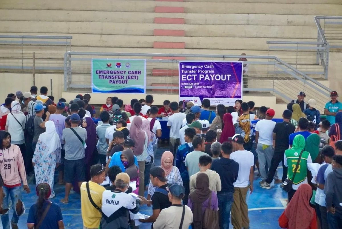 QUAKE victims in Sultan Kudarat receive financial assistance. (DSWD-12 photo) 