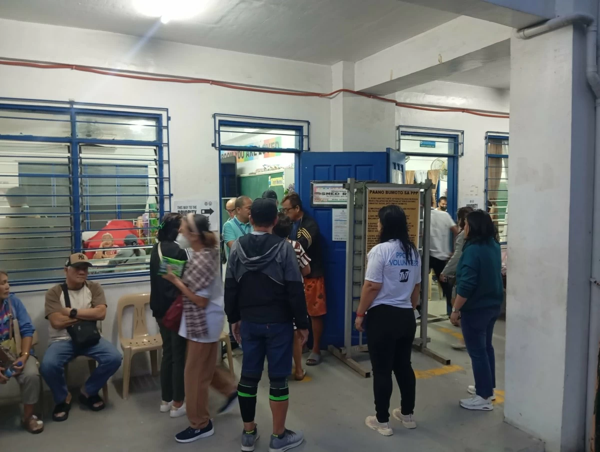Early birds queue at the designated precinct for seniors, persons with disability and pregnant women at San Jose National High School in Antipolo (photo by Nel Andrade)