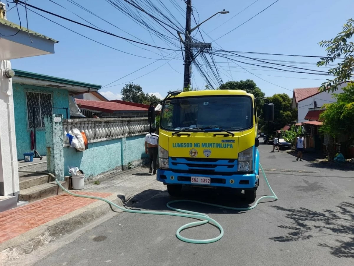 A water tanker of the Muntinlupa City government distributing  water to a community (Photo from Mayor Biazon's Facebook account) 