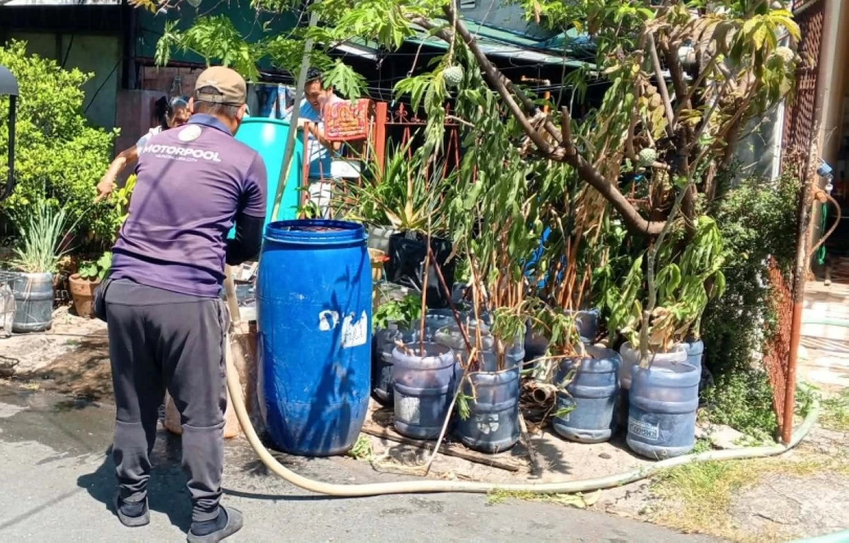 Muntinlupa City government personnel distributing  water to a community (Photo from Mayor Biazon's Facebook account) 
