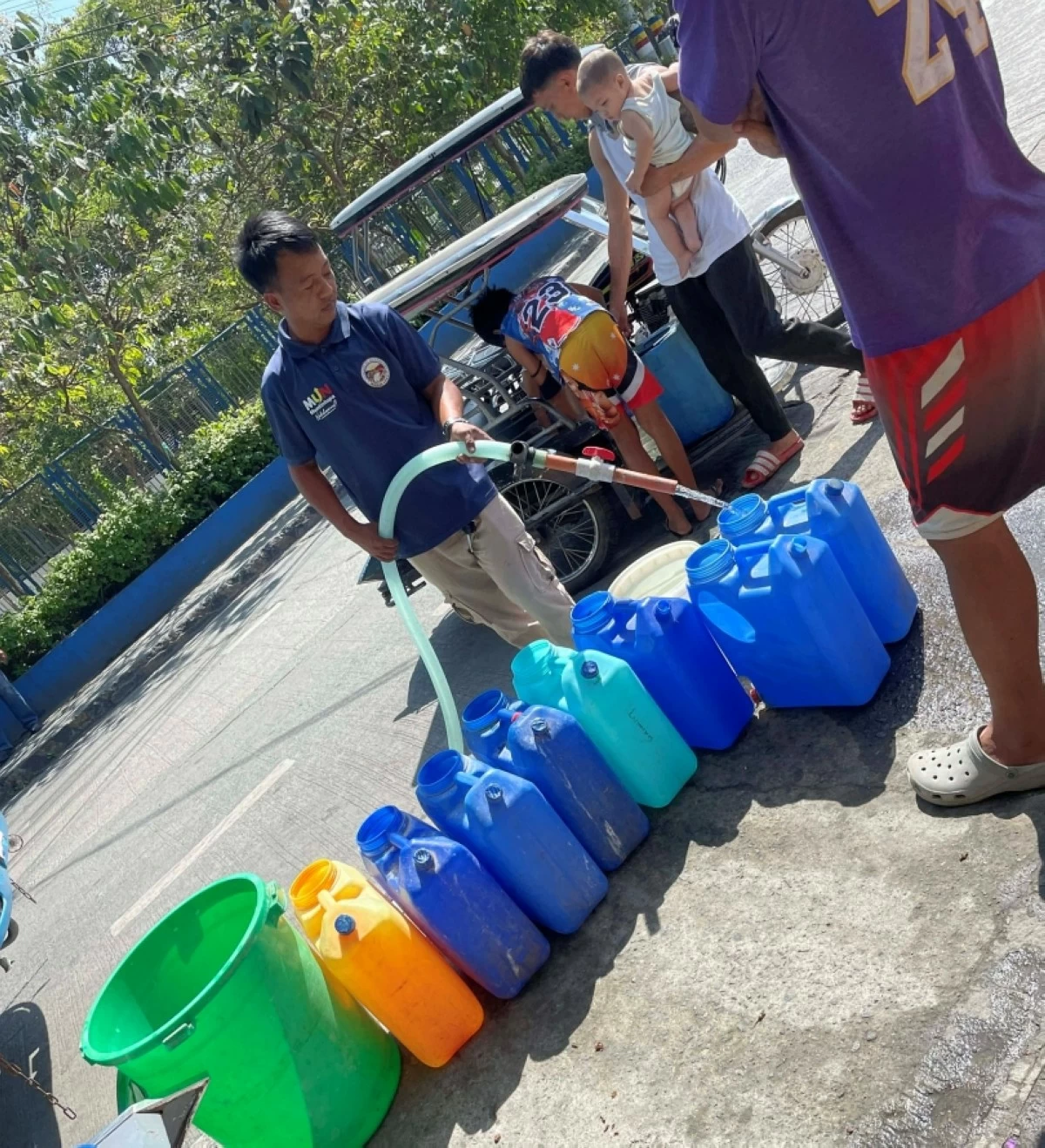 Muntinlupa City government personnel distributing  water to a community (Photo from Mayor Biazon's Facebook account) 