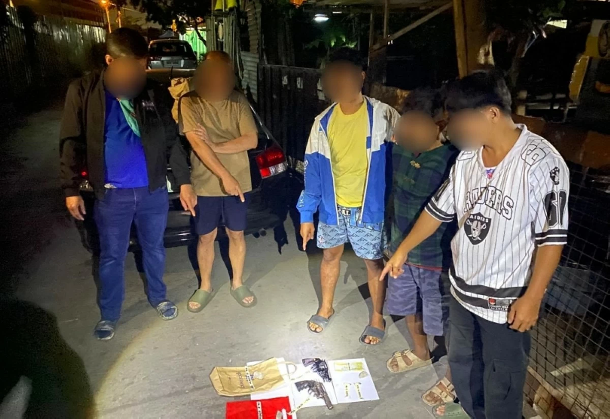 The police with the suspect in Barangay Poblacion, Muntinlupa on March 15 (Photo from SPD) 