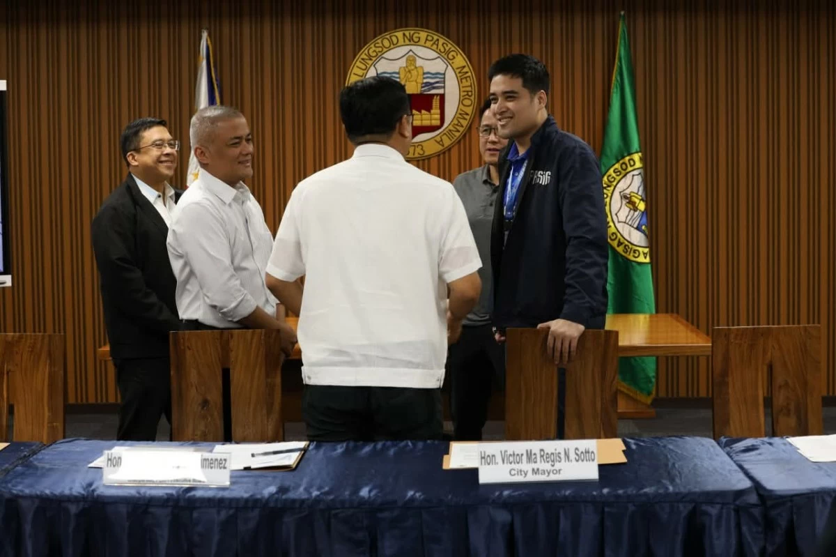 Pasig City Mayor Vico Sotto and other local officials, together with the Philippine Energy Research and Policy Institute (PERPI), sign a Memorandum of Understanding (MOU) at the Temporary Pasig City Hall on March 13, 2026, to strengthen collaboration on energy efficiency and conservation programs. (Photos from Pasig PIO) 