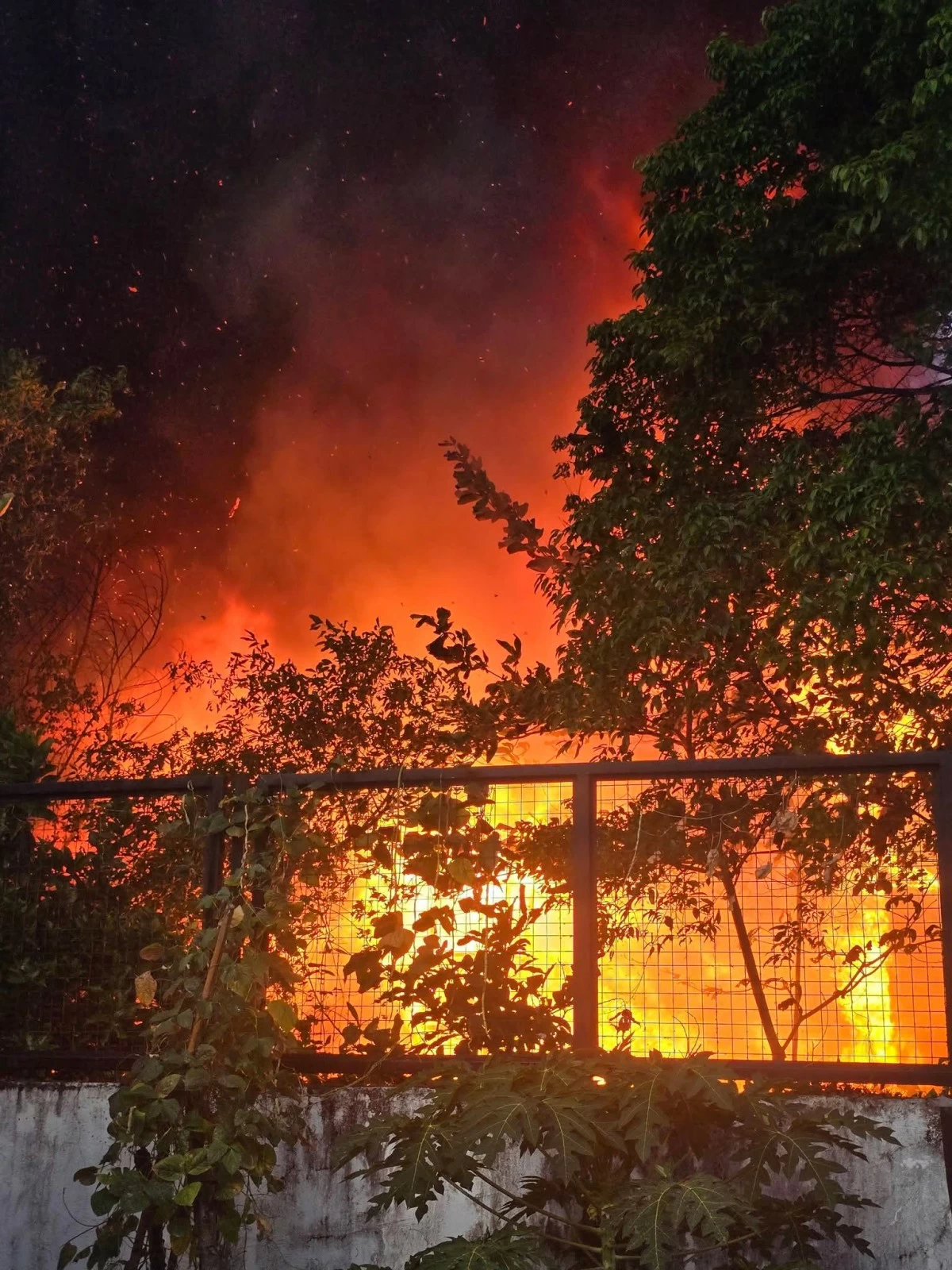 Firefighters and volunteers respond to a residential fire in Cainta, Rizal. (Photos from Marikina Filipino-Chinese Fire Brigade Volunteers)