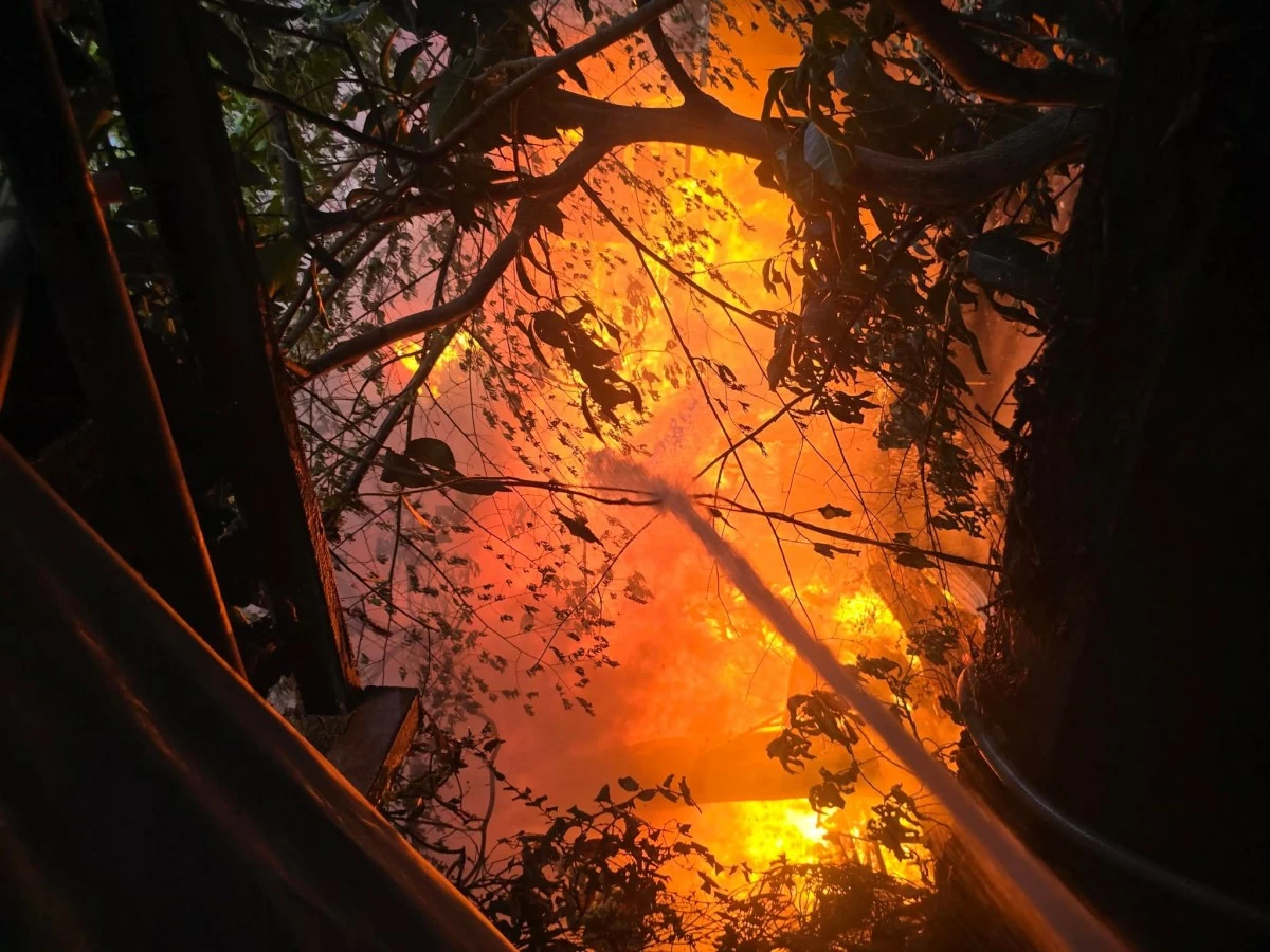 Firefighters and volunteers respond to a residential fire in Cainta, Rizal. (Photos from Marikina Filipino-Chinese Fire Brigade Volunteers)