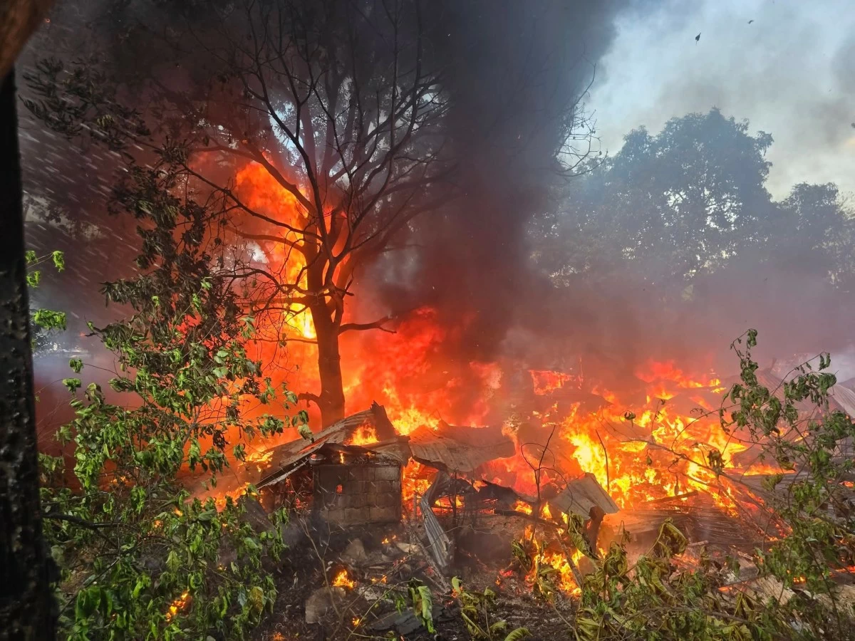 Firefighters and volunteers respond to a residential fire in Cainta, Rizal. (Photos from Marikina Filipino-Chinese Fire Brigade Volunteers)