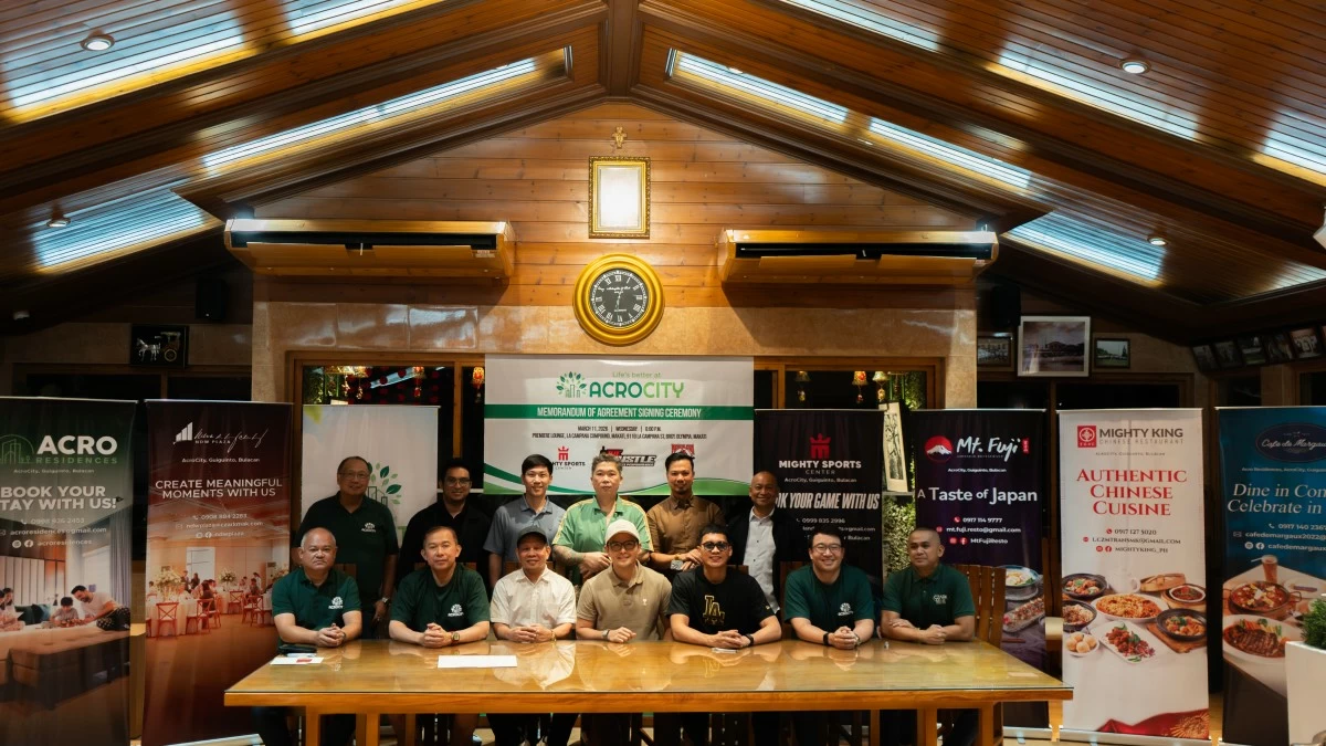 Czark Mak Group Chairman Caesar Wongchuking, Bulacan Vice Governor Alexis Castro, and PBA star Scottie Thompson (seated 2nd, 4th and 5th from left) are all smiles after signing the memorandum of agreement for the establishment of The Hustle Fitness Performance Center. Also shown are Angelo Wongchuking and other owners in Fritz Lacap and Ariel Ramos and Czark Mak officials Geofrey Gadiana and Joseph Ngo.