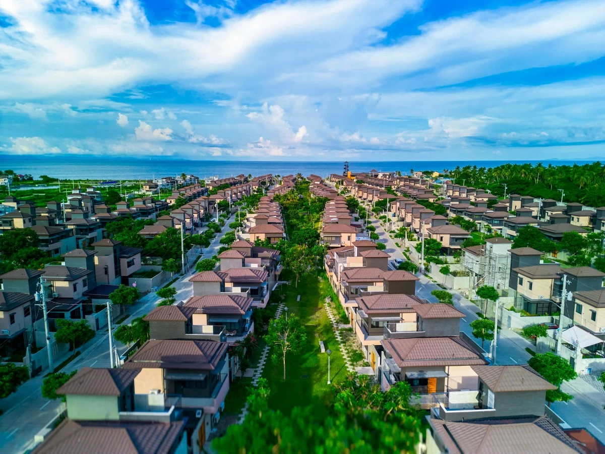 Seafront Residences is a master-planned coastal community developed by Aboitiz Land, pairing authentic beachfront living with curated amenities and long-term place-making.