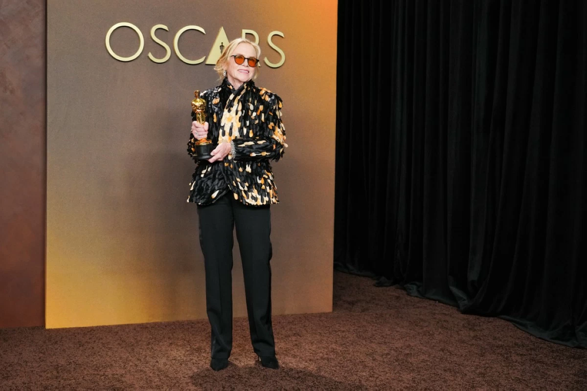 Amy Madigan, winner of the award for actress in a supporting role for 