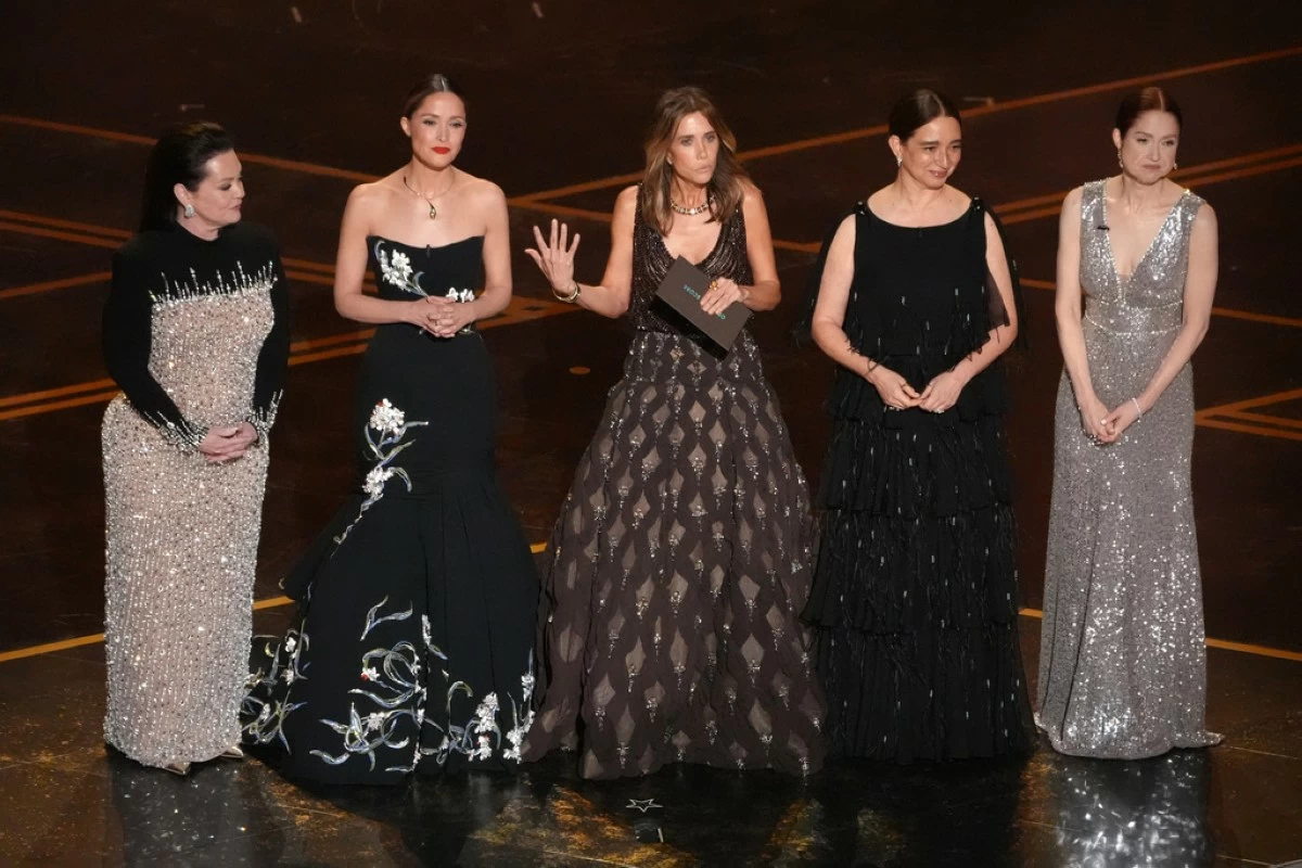 Melissa McCarthy, from left, Rose Byrne, Kristen Wiig, Maya Rudolph, and Ellie Kemper present the award for best original score during the Oscars on Sunday, March 15, 2026, at the Dolby Theatre in Los Angeles. (AP Photo/Chris Pizzello)