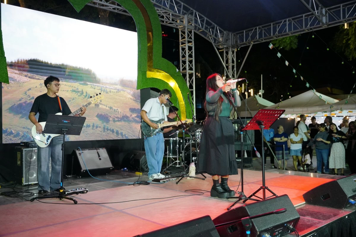 Isay Olarte and her band performing songs by Irish Artists