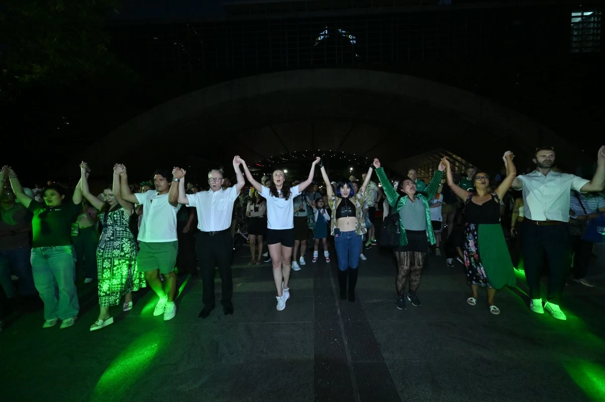 Minister Feighan participating in the Céilí, a traditional Irish social dance