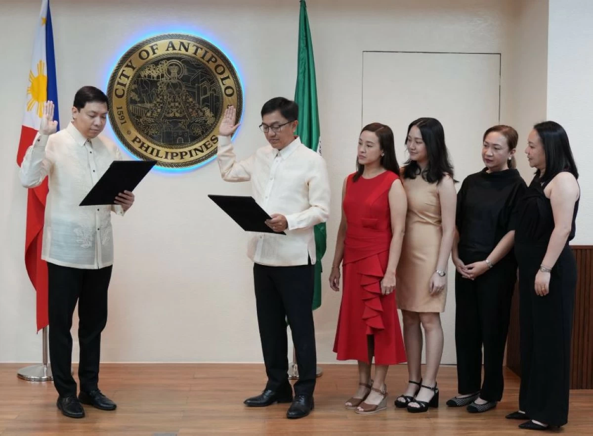 Antipolo City Mayor Jun Ynares III administers the oath of office to Cong. Acop at the Antipolo City Hall on March 16. (Photo from Dok Bong Acop's Facebook page)