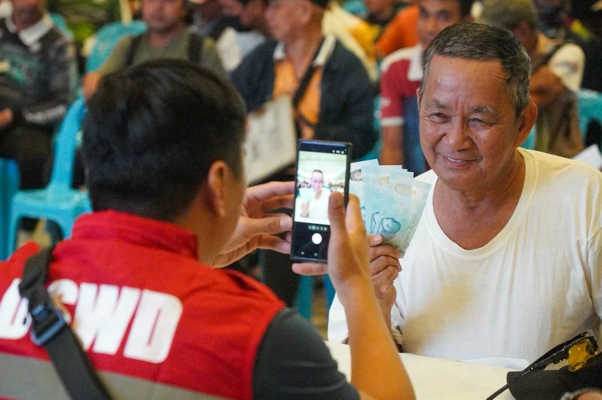 Tricycle drivers in Marikina City line up to receive P5,000 each as fuel subsidy from the national government. (Photos by John Louie Abrina)